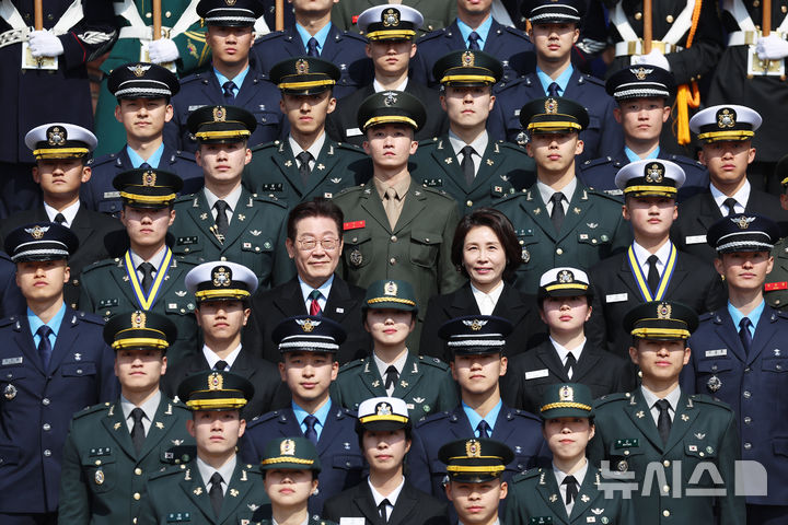 [계룡=뉴시스] 최동준 기자 = 이재명 대통령과 김혜경 여사가 20일 충남 계룡대 대연병장에서 열린 육·해·공군 사관학교 통합임관식에서 임관 장교들과 기념촬영을 하고 있다. (청와대통신사진기자단) 2026.02.20. photocdj@newsis.com