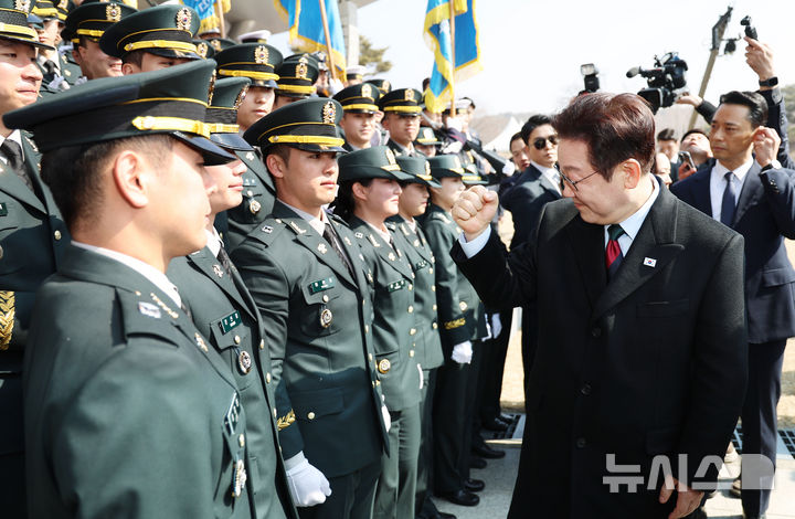 [계룡=뉴시스] 최동준 기자 = 이재명 대통령이 20일 충남 계룡대 대연병장에서 열린 육·해·공군 사관학교 통합임관식에서 임관 장교들을 축하하고 있다. (청와대통신사진기자단) 2026.02.20. photocdj@newsis.com