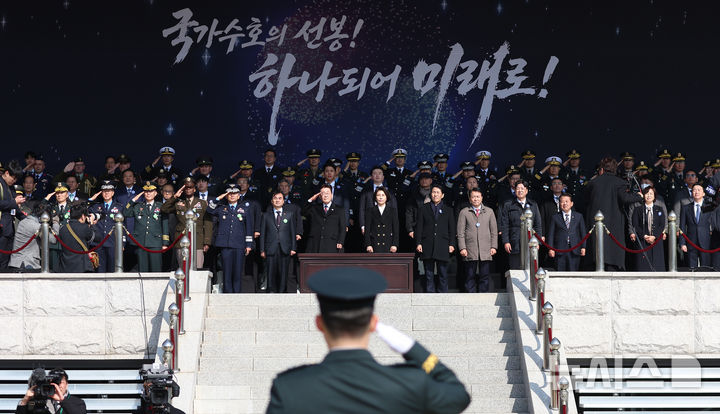 [계룡=뉴시스] 최동준 기자 = 이재명 대통령이 20일 충남 계룡대 대연병장에서 열린 육·해·공군 사관학교 통합임관식에서 거수경례를 하고 있다. (청와대통신사진기자단) 2026.02.20. photocdj@newsis.com