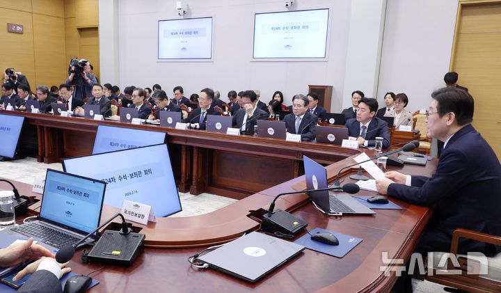 [서울=뉴시스] 최동준 기자 = 이재명 대통령이 19일 청와대에서 열린 수석보좌관회의에서 발언하고 있다. 2026.02.19. photocdj@newsis.com