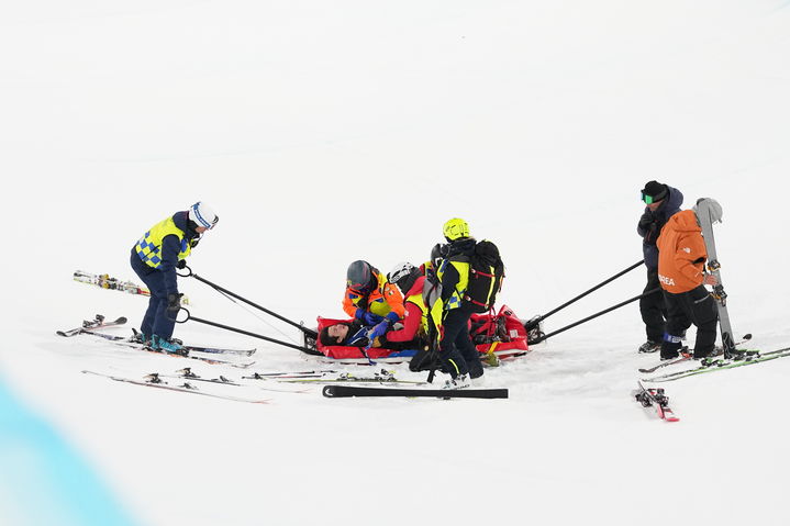 [리비뇨=AP/뉴시스] 이승훈이 20일(현지 시간) 이탈리아 리비뇨 스노파크에서 열린 2026 밀라노·코르티나담페초 동계올림픽 프리스타일 스키 남자 하프파이프 결선을 앞두고 연습에서 부상으로 들것에 실려 옮겨지고 있다. 2026.02.21.