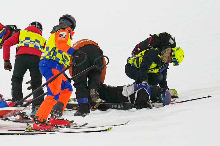 [리비뇨=AP/뉴시스] 이승훈이 20일(현지 시간) 이탈리아 리비뇨 스노파크에서 열린 2026 밀라노·코르티나담페초 동계올림픽 프리스타일 스키 남자 하프파이프 결선을 앞두고 연습에서 부상을 당해 쓰러져 있다. 2026.02.21.