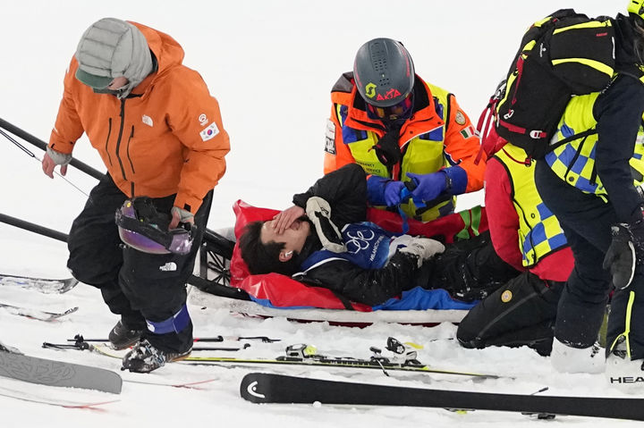 [리비뇨=AP/뉴시스] 이승훈이 20일(현지 시간) 이탈리아 리비뇨 스노파크에서 열린 2026 밀라노·코르티나담페초 동계올림픽 프리스타일 스키 남자 하프파이프 결선을 앞두고 연습에서 부상으로 들것에 실려 옮겨지고 있다. 2026.02.21.