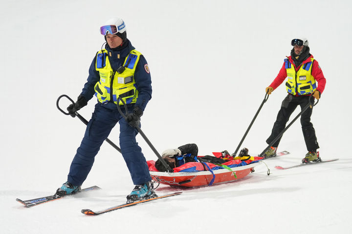 [리비뇨=AP/뉴시스] 이승훈이 20일(현지 시간) 이탈리아 리비뇨 스노파크에서 열린 2026 밀라노·코르티나담페초 동계올림픽 프리스타일 스키 남자 하프파이프 결선을 앞두고 연습에서 부상으로 들것에 실려 옮겨지고 있다. 2026.02.21.