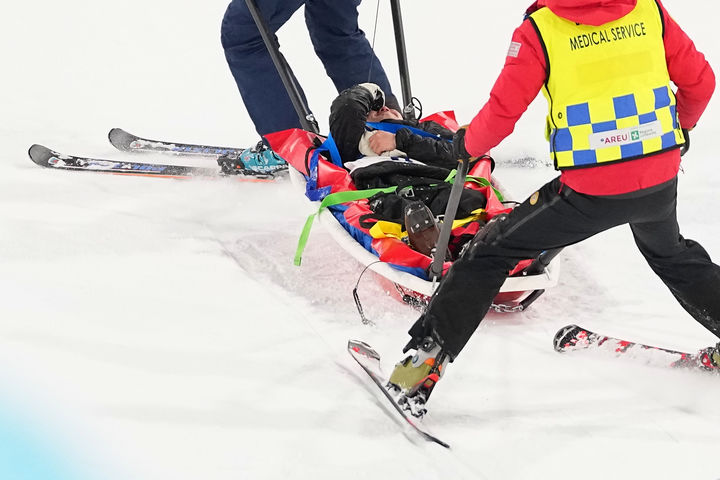 [리비뇨=AP/뉴시스] 이승훈이 20일(현지 시간) 이탈리아 리비뇨 스노파크에서 열린 2026 밀라노·코르티나담페초 동계올림픽 프리스타일 스키 남자 하프파이프 결선을 앞두고 연습에서 부상으로 들것에 실려 옮겨지고 있다. 2026.02.21.