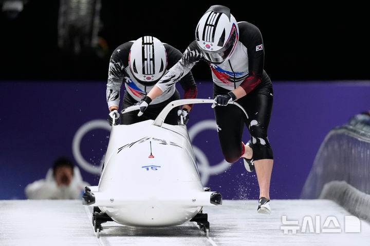 [코르티나담페초=AP/뉴시스] 김유란(오른쪽)과 전은지가 21일(한국 시간) 이탈리아 코르티나담페초의 코르티나 슬라이딩 센터에서 열린 2026 밀라노·코르티나담페초 동계올림픽 봅슬레이 여자 2인승 경기를 시작하고 있다. 2026.02.21.