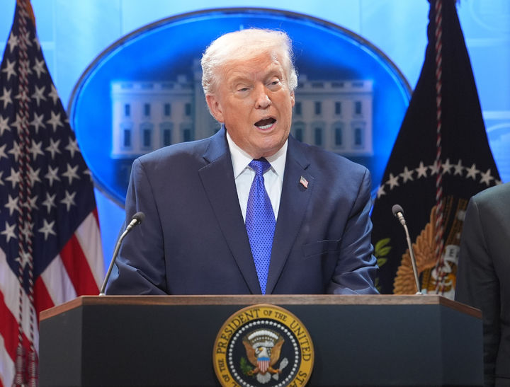 트럼프 "전세계 10% 관세 부과 서명"…대법 관세 취소 대응