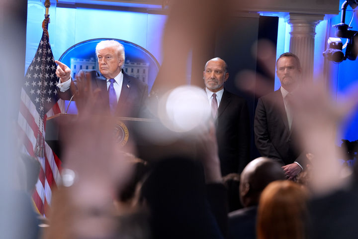 트럼프, 122조 한시 관세 10% 부과 선언문 서명(종합)