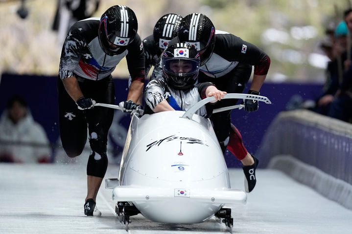 [코르티나담페초=AP/뉴시스] 2026 밀라노·코르티나담페초 봅슬레이 남자 4인승 경기에 출전한 김진수 팀. 2026.02.21.