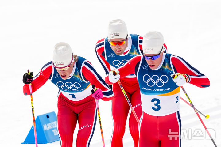 [테세로=AP/뉴시스] 노르웨이의 요한네스 회스플로트 클레보(왼쪽)와 마르틴 뢰브스트룀 뉘엥에트(오른쪽), 에밀 이베르센이 21일(한국 시간) 이탈리아 테세로 크로스컨트리 스타디움에서 열린 2026 밀라노·코르티나담페초 동계올림픽 크로스컨트리 스키 남자 50㎞ 매스스타트 클래식에서 선두 경쟁을 펼치고 있다. 2026.02.21.