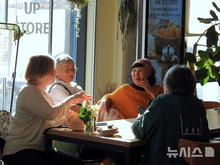 [제주=뉴시스] 김수환 기자 = 20일 오전 서명숙 제주올레 이사장(왼쪽 세번째)과 잔느 캐서린 헤니(왼쪽 두번째)가 서귀포시 서귀동 제주올레여행자센터에서 대화를 나누고 있다. 두 사람은 2006년 산티아고 순례길 위에서 처음 만나 각자의 나라에 길을 만들어 교류할 것을 약속했지만 연락이 끊기면서 20년 만에야 재회했다. 2026.02.20. notedsh@newsis.com