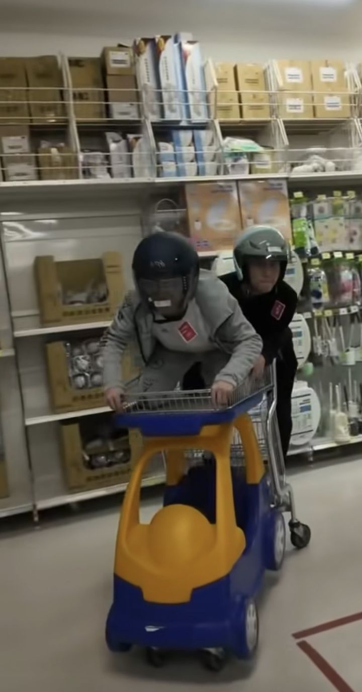 [뉴시스] 대만의 한 대형마트에서 두 남성이 어린이용 쇼핑카트를 오토바이처럼 타고 돌아다니는 영상을 촬영해 온라인에서 비판을 받고 있다. (사진=틱톡 'jtjt1108' 캡처) *재판매 및 DB금지 *재판매 및 DB 금지
