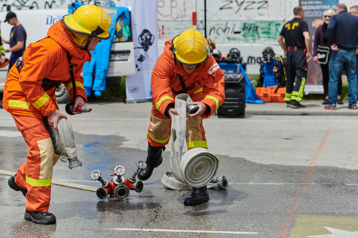 화재 진압 후 복귀하던 中소방차 절벽 아래로…6명 숨지고 1명 부상