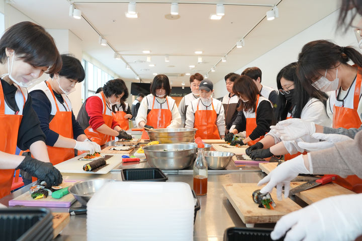 [부산=뉴시스] BNK부산은행은 21일 오전 지역사회 나눔을 실천하고 상생금융의 가치를 현장에서 구현하기 위해 'BNK부산은행 지역봉사단 2월 정기 봉사활동'을 실시했다고 밝혔다. (사진=부산은행 제공) 2026.02.21. photo@newsis.com *재판매 및 DB 금지