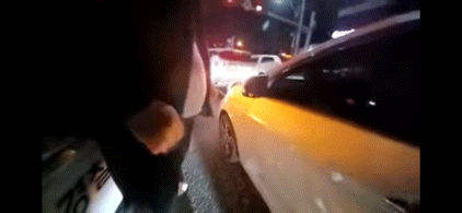 [뉴시스] 용의자가 체포를 거부하며 끝까지 저항하자 경찰이 차량 유리를 깨고 검거하는 장면이 담긴 영상이 온라인에서 화제를 모으고 있다. (사진='대한민국 경찰청' 유튜브 캡처) *재판매 및 DB 금지