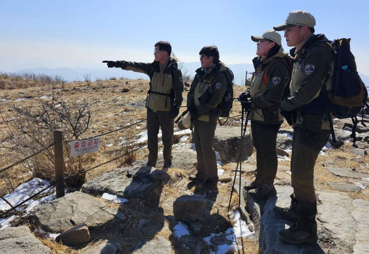 [태백=뉴시스] 주대영 국립공원공단 이사장이 지난 20일 태백산국립공원을 찾아 봄철 산불 대응태세를 점검하고 있다. (사진=태백산국립공원 제공) 2026.02.21. photo@newsis.com *재판매 및 DB 금지