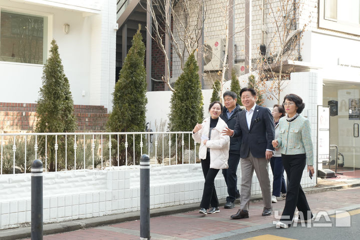 [제주=뉴시스] 오영훈 제주도지사가 21일 성수동 붉은벽돌 골목을 탐방하고 있다. (사진=제주도 제공) 2026.02.21. photo@newsis.com