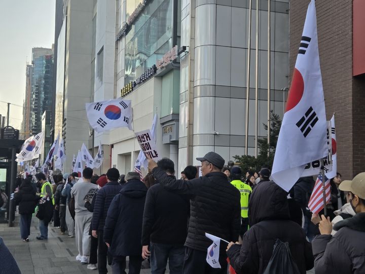 [서울=뉴시스] 이지영 기자=보수단체 민초결사대 등 200여 명이 윤 전 대통령의 무죄를 촉구하는 집회를 열고 강남대로를 행진하고 있다. 2026.02.21 jee0@newsis.com *재판매 및 DB 금지