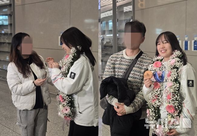 [인천공항=뉴시스] 하근수 기자= 2026 밀라노·코르티나담페초 동계올림픽 스노보드 여자 빅에어에서 동메달을 수확한 유승은이 귀국 후 팬과 만나 기념사진을 남기고 있다. 2026.02.21. hatriker22@newsis.com