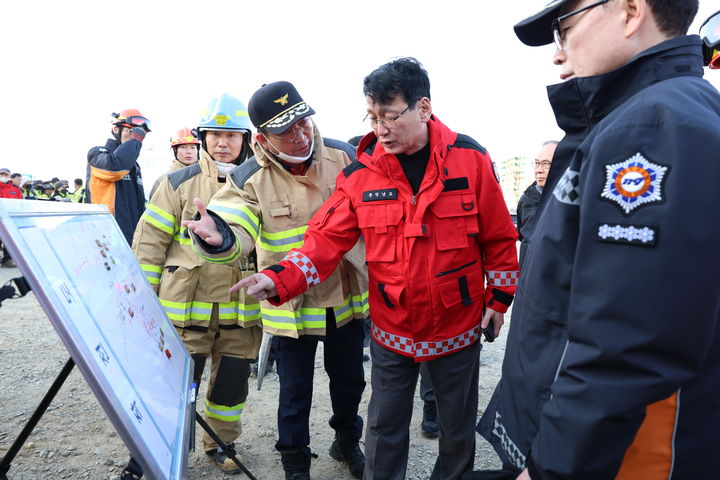 [홍성=뉴시스] 21일 서산시 대산읍 산불 대응 현장 지휘본부에서 홍종완 충남도 행정부지사가 소방 관계자들과 산불 진화 및 확산 방지 대책을 논의하고 있다. (사진=충남도 제공) 2026.02.21 photo@newsis.com *재판매 및 DB 금지