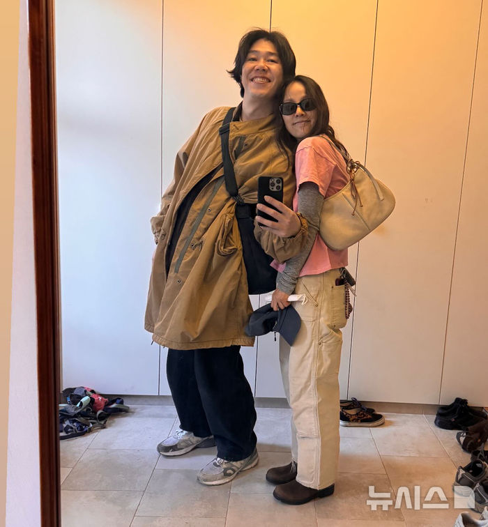 [서울=뉴시스] 가수 이효리, 이상순 부부가 신혼부부 같은 분위기를 연출했다. (사진 = 이효리 인스타그램 캡처) 2026.02.21. photo@newsis.com *재판매 및 DB 금지