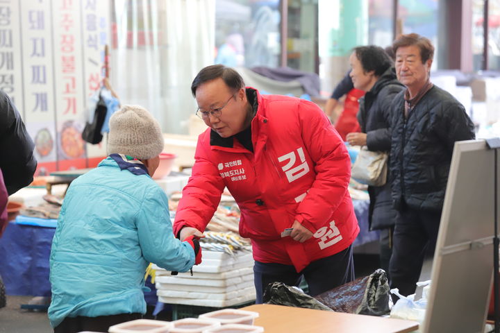 [칠곡=뉴시스] 왜관시장을 찾아 주민과 인사 나누는 김재원 예비후보. (사진=김재원 선거사무소 제공) 2026.02.21 photo@newsis.com *재판매 및 DB 금지