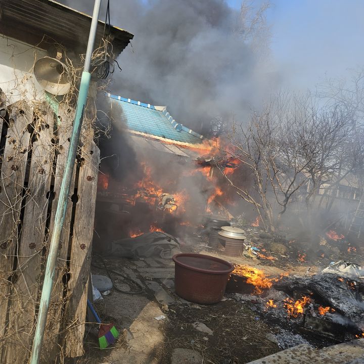 전주 한 단독주택서 불…인명피해 없이 2시간만에 진화