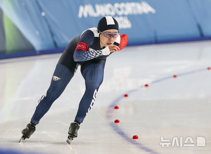 [밀라노=뉴시스] 김근수 기자 = 스피드스케이팅 박지우가 20일(현지 시간) 이탈리아 밀라노 스피드 스케이팅 스타디움에서 열린 스피드스케이팅 여자 1500m 결선 경기에서 역주를 하고 있다. 2026.02.21. ks@newsis.com