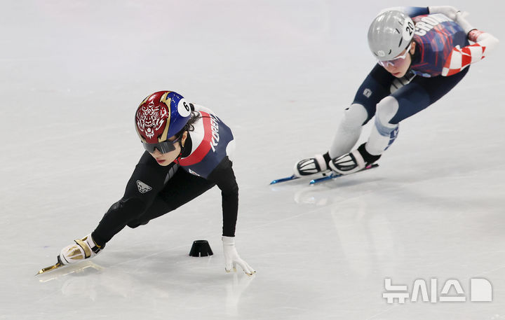 [밀라노=뉴시스] 김근수 기자 = 쇼트트랙 김길리가 20일(현지 시간) 이탈리아 밀라노 아이스스케이팅 아레나에서 열린 2026 밀라노·코르티나 담페초 동계올림픽 쇼트트랙 여자 1500m 준준결승에서 역주하고 있다. 2026.02.21. ks@newsis.com