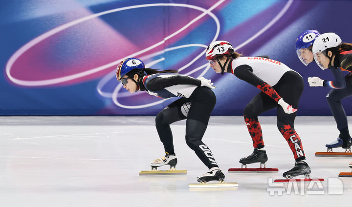 [밀라노=뉴시스] 김근수 기자 = 쇼트트랙 김길리가 20일(현지 시간) 이탈리아 밀라노 아이스스케이팅 아레나에서 열린 2026 밀라노·코르티나 담페초 동계올림픽 쇼트트랙 여자 1500m 준준결승에서 역주하고 있다. 2026.02.21. ks@newsis.com