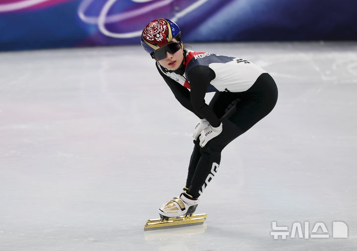 [밀라노=뉴시스] 김근수 기자 = 쇼트트랙 김길리가 20일(현지 시간) 이탈리아 밀라노 아이스스케이팅 아레나에서 열린 2026 밀라노·코르티나 담페초 동계올림픽 쇼트트랙 여자 1500m 준준결승을 마치고 숨을 고르고 있다. 2026.02.21. ks@newsis.com