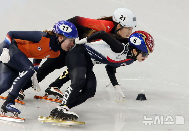 [밀라노=뉴시스] 박주성 기자 = 20일 (현지 시간) 이탈리아 밀라노 아이스 스케이팅 아레나 경기장에서 열린 2026 밀라노·코르티나담페초 동계올림픽 쇼트트랙 여자 1500m 준준결승에서 김길리가 역주하고 있다. 2026.02.21. park7691@newsis.com