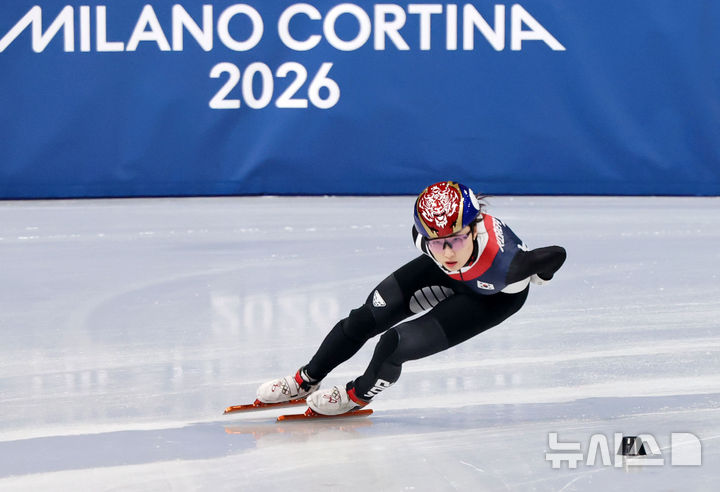 [밀라노=뉴시스] 박주성 기자 = 20일 (현지 시간) 이탈리아 밀라노 아이스 스케이팅 아레나 경기장에서 열린 2026 밀라노·코르티나담페초 동계올림픽 쇼트트랙 여자 1500m 준준결승에서 최민정이 역주하고 있다. 2026.02.21. park7691@newsis.com