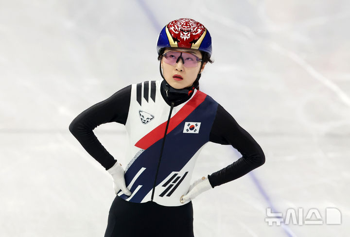 [밀라노=뉴시스] 박주성 기자 = 20일 (현지 시간) 이탈리아 밀라노 아이스 스케이팅 아레나 경기장에서 열린 2026 밀라노·코르티나담페초 동계올림픽 쇼트트랙 여자 1500m 준준결승에서 최민정이 결승선을 통과한 뒤 숨을 고르고 있다. 2026.02.21. park7691@newsis.com