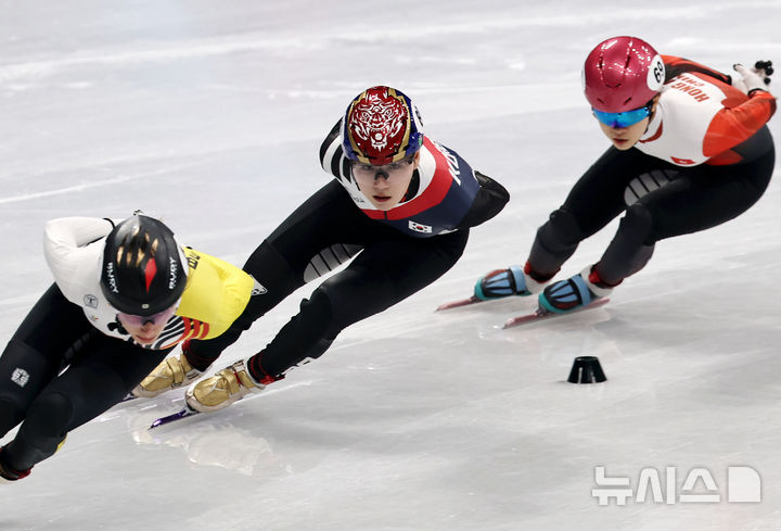 [밀라노=뉴시스] 김근수 기자 = 쇼트트랙 노도희가 20일(현지 시간) 이탈리아 밀라노 아이스스케이팅 아레나에서 열린 2026 밀라노·코르티나 담페초 동계올림픽 쇼트트랙 여자 1500m 준준결승에서 역주하고 있다. 2026.02.21. ks@newsis.com