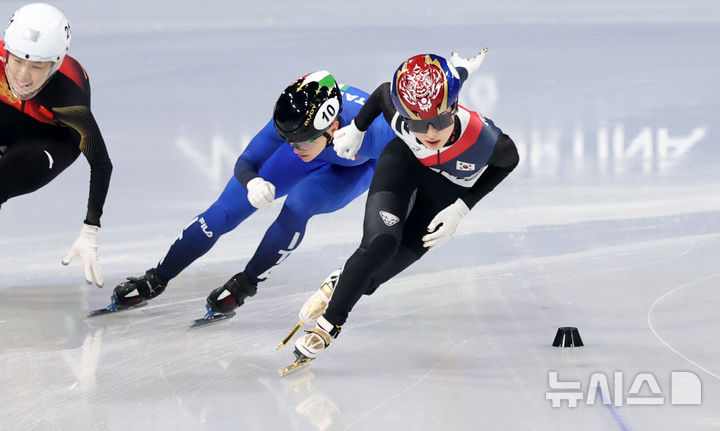 [밀라노=뉴시스] 박주성 기자 = 20일 (현지 시간) 이탈리아 밀라노 아이스 스케이팅 아레나 경기장에서 열린 2026 밀라노·코르티나담페초 동계올림픽 쇼트트랙 여자 1500m 준결승에서 김길리가 역주하고 있다. 2026.02.21. park7691@newsis.com