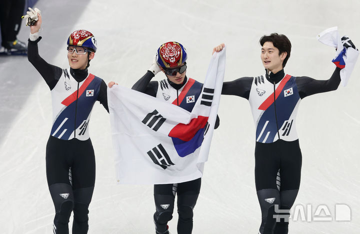 [밀라노=뉴시스] 김근수 기자 = 쇼트트랙 남자 대표팀이 20일(현지 시간) 이탈리아 밀라노 아이스스케이팅 아레나에서 열린 2026 밀라노·코르티나 담페초 동계올림픽 쇼트트랙 남자 계주 5000m 결승에서 은메달을 차지하자 기뻐하고 있다. 왼쪽부터 임종언, 이정민, 신동민. 2026.02.21. ks@newsis.com