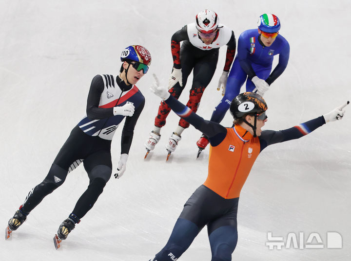 [밀라노=뉴시스] 박주성 기자 = 20일 (현지 시간) 이탈리아 밀라노 아이스 스케이팅 아레나 경기장에서 열린 2026 밀라노·코르티나담페초 동계올림픽 쇼트트랙 남자 5000m 계주 결승에서 황대헌이 은메달을 차지하자 기뻐하고 있다. 2026.02.21. park7691@newsis.com
