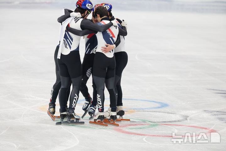 [밀라노=뉴시스] 박주성 기자 = 쇼트트랙 남자 대표팀이 20일(현지 시간) 이탈리아 밀라노 아이스스케이팅 아레나에서 열린 2026 밀라노·코르티나 담페초 동계올림픽 쇼트트랙 남자 계주 5000m 결승에서 은메달을 차지하자 기뻐하고 있다. 2026.02.21. park7691@newsis.com