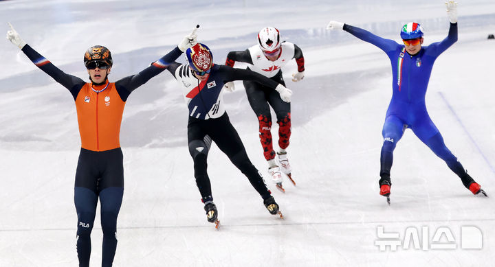 [밀라노=뉴시스] 박주성 기자 = 쇼트트랙 남자 대표팀이 20일 (현지 시간) 이탈리아 밀라노 아이스 스케이팅 아레나 경기장에서 열린 2026 밀라노·코르티나담페초 동계올림픽 쇼트트랙 남자 5000m 계주 결승에서 결승선을 통과하고 있다. 2026.02.21. park7691@newsis.com