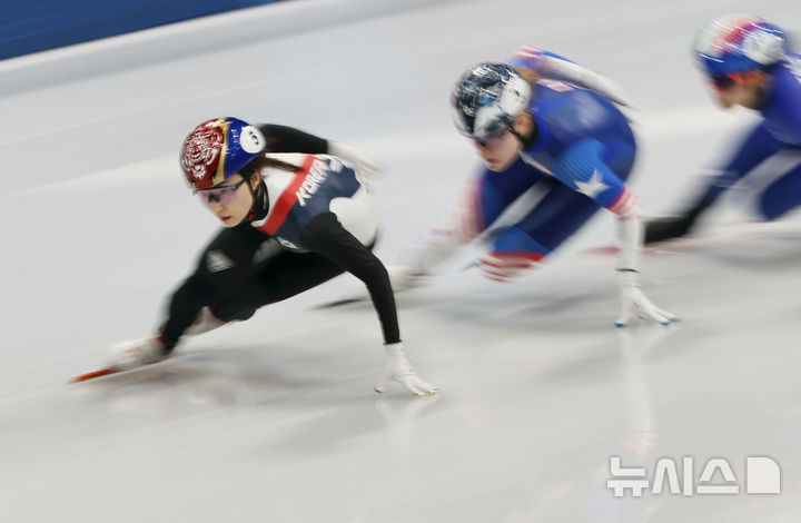 [밀라노=뉴시스] 김근수 기자 = 쇼트트랙 최민정이 20일(현지 시간) 이탈리아 밀라노 아이스스케이팅 아레나에서 열린 2026 밀라노·코르티나 담페초 동계올림픽 쇼트트랙 여자 1500m 준결승에서 역주하고 있다. 2026.02.21. ks@newsis.com