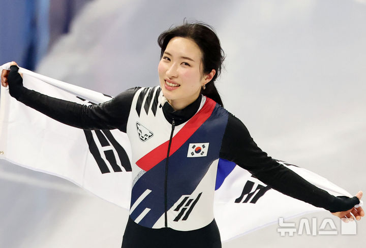 [밀라노=뉴시스] 박주성 기자 = 20일 (현지 시간) 이탈리아 밀라노 아이스 스케이팅 아레나 경기장에서 열린 2026 밀라노·코르티나담페초 동계올림픽 쇼트트랙 여자 1500m 결승에서 김길리가 금메달을 획득한 뒤 태극기를 두르고 기뻐하고 있다. 2026.02.21. park7691@newsis.com