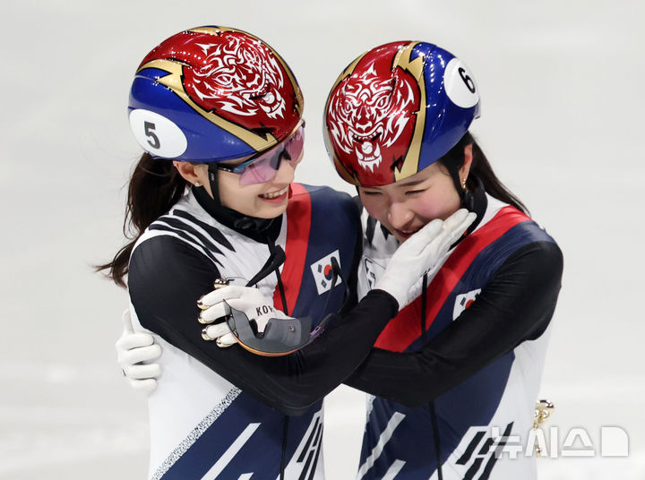 [밀라노=뉴시스] 박주성 기자 = 20일 (현지 시간) 이탈리아 밀라노 아이스 스케이팅 아레나 경기장에서 열린 2026 밀라노·코르티나담페초 동계올림픽 쇼트트랙 여자 1500m 결승에서 금메달을 획득한 김길리와 은메달을 획득한 최민정이 서로를 격려하며 기뻐하고 있다. 2026.02.21. park7691@newsis.com