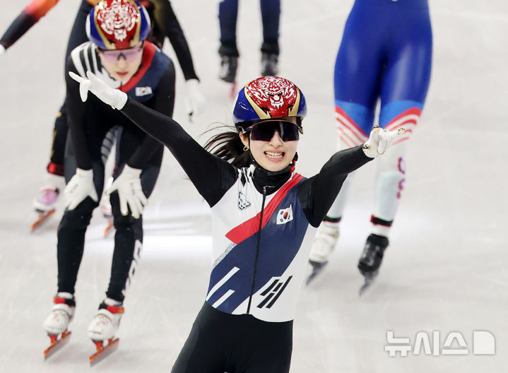 [밀라노=뉴시스] 박주성 기자 = 20일 (현지 시간) 이탈리아 밀라노 아이스 스케이팅 아레나 경기장에서 열린 2026 밀라노·코르티나담페초 동계올림픽 쇼트트랙 여자 1500m 결승에서 김길리가 금메달을 획득한 뒤 기뻐하고 있다. 2026.02.21. park7691@newsis.com