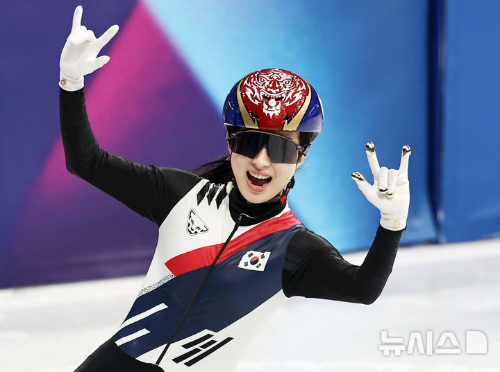 [밀라노=뉴시스] 김근수 기자 = 쇼트트랙 김길리가 20일(현지 시간) 이탈리아 밀라노 아이스스케이팅 아레나에서 열린 2026 밀라노·코르티나 담페초 동계올림픽 쇼트트랙 여자 1500m 결승에서 금메달을 획득한 뒤 세리머니하고 있다. 2026.02.21. ks@newsis.com