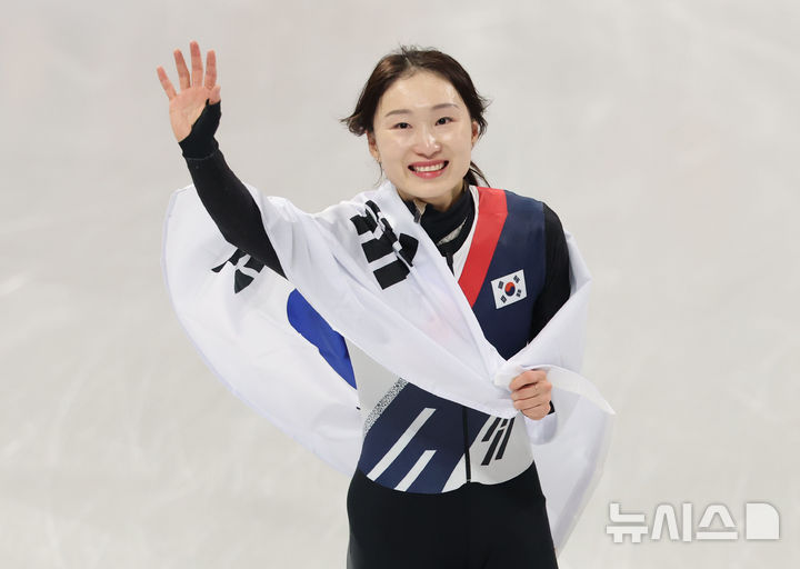 [밀라노=뉴시스] 박주성 기자 = 20일 (현지 시간) 이탈리아 밀라노 아이스 스케이팅 아레나 경기장에서 열린 2026 밀라노·코르티나담페초 동계올림픽 쇼트트랙 여자 1500m 결승에서 최민정이 은메달을 획득한 뒤 기뻐하고 있다. 2026.02.21. park7691@newsis.com