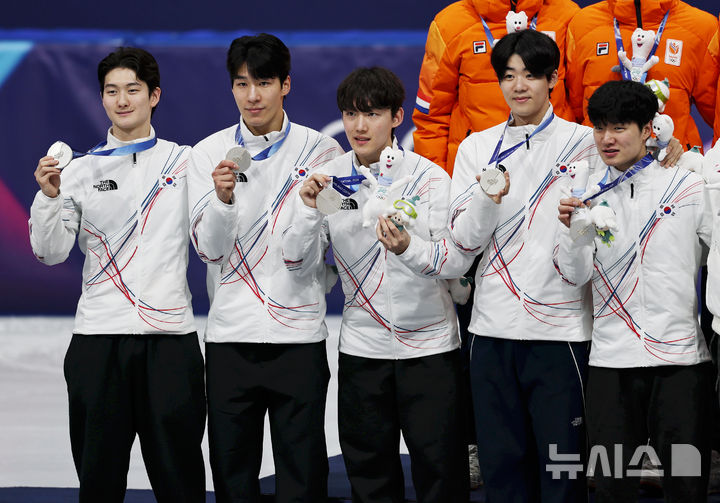 [밀라노=뉴시스] 김근수 기자 = 쇼트트랙 남자 대표팀이 20일(현지 시간) 이탈리아 밀라노 아이스스케이팅 아레나에서 열린 2026 밀라노·코르티나 담페초 동계올림픽 쇼트트랙 남자 계주 5000m 시상식에서 은메달을 들고 기념촬영하고 있다. 왼쪽부터 신동민, 황대헌, 임종언, 이준서, 이정민. 2026.02.21. ks@newsis.com