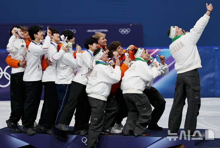 [밀라노=뉴시스] 김근수 기자 = 쇼트트랙 남자 대표팀이 20일(현지 시간) 이탈리아 밀라노 아이스스케이팅 아레나에서 열린 2026 밀라노·코르티나 담페초 동계올림픽 쇼트트랙 남자 계주 5000m 시상식에서 선수들과 셀카를 찍고 있다. 2026.02.21. ks@newsis.com