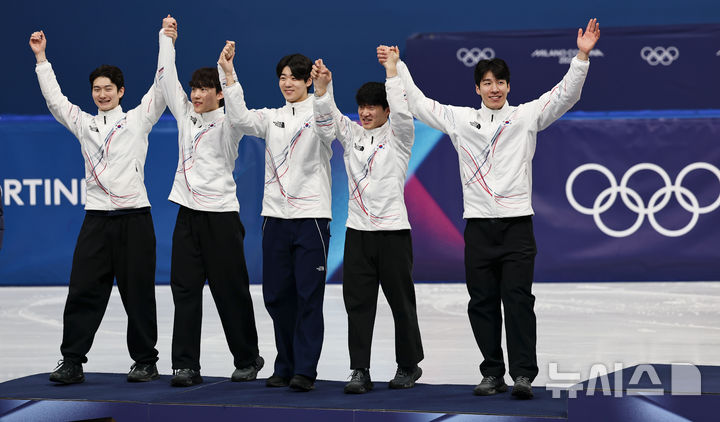[밀라노=뉴시스] 김근수 기자 = 쇼트트랙 남자 대표팀이 20일(현지 시간) 이탈리아 밀라노 아이스스케이팅 아레나에서 열린 2026 밀라노·코르티나 담페초 동계올림픽 쇼트트랙 남자 계주 5000m 시상식에서 시상대에 오르고 있다. 왼쪽부터 신동민, 임종언, 이준서, 이정민, 황대헌. 2026.02.21. ks@newsis.com