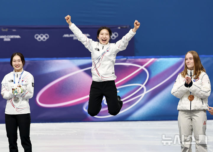 [밀라노=뉴시스] 김근수 기자 = 쇼트트랙 김길리가 20일(현지 시간) 이탈리아 밀라노 아이스스케이팅 아레나에서 열린 2026 밀라노·코르티나 담페초 동계올림픽 쇼트트랙 여자 1500m 시상식에서 시상대에 오른 뒤 점프를 뛰고 있다. 2026.02.21. ks@newsis.com